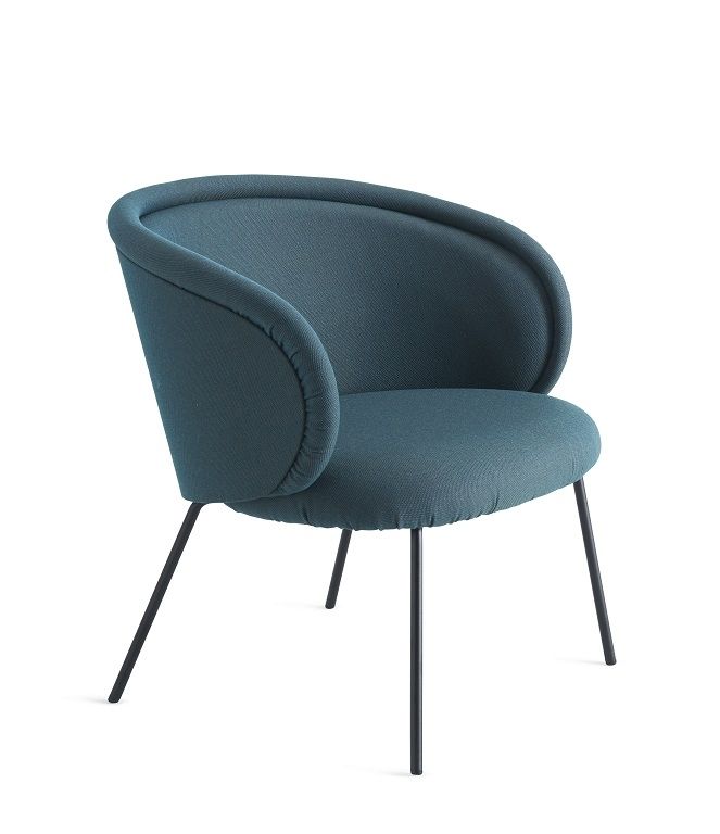 Ona Cocktail Armchair: Blauer Sessel von Freifrau Manufaktur mit schwarzen Beinen. Design Sessel.